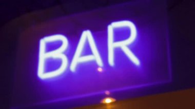Neon bar tabelası vitrin parlak mavi reklam kulübü gecesi