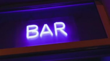Neon bar tabelası vitrin parlak mavi reklam kulübü gecesi
