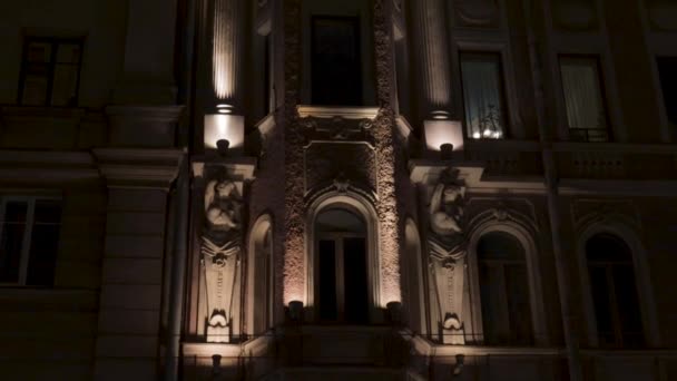 Budova Sloupy Figurami Nahých Žen Architektonický Styl Osvětlení Noc — Stock video