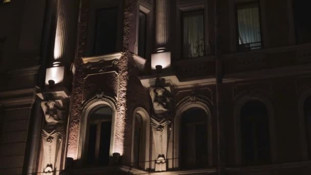 Edificio Con Columnas Figuras Mujeres Desnudas Estilo Arquitectónico Iluminación Noche — Vídeo de stock