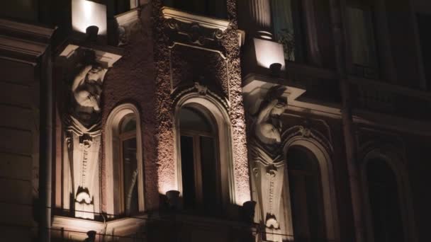 有柱子和裸体妇女雕像的建筑物建筑风格照明之夜 — 图库视频影像