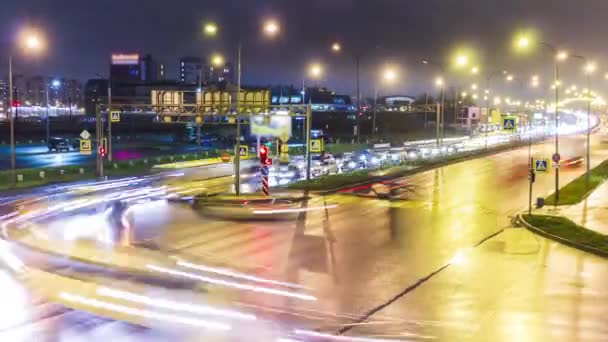 时间流逝4K交通交汇处运输线车辆小雨之夜 — 图库视频影像