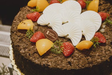 Çilekli çikolatalı doğum günü pastası tatlı dekor yıldönümü. 