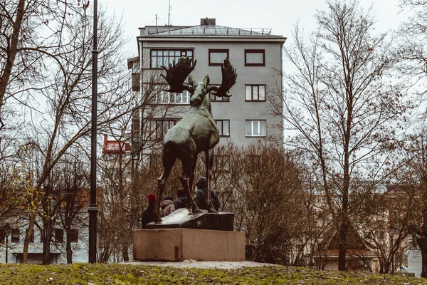 Група Туристів Біля Пам Ятника Полюванні Лосів Місті Виборг Юссі — стокове фото