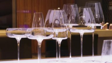 Farklı içecekler için gözlük. Evlilik yıldönümü kutlaması masası çatal bıçak satışı.