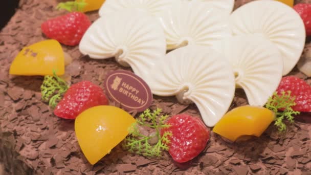 Шоколадный Торт Клубничным Фруктовым Десертом — стоковое видео