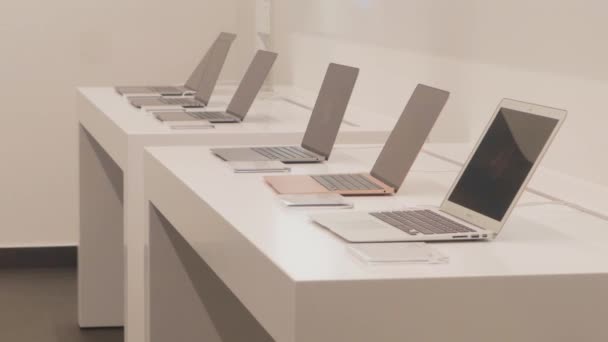 苹果商店品牌销售中带笔记本电脑的摊位 — 图库视频影像