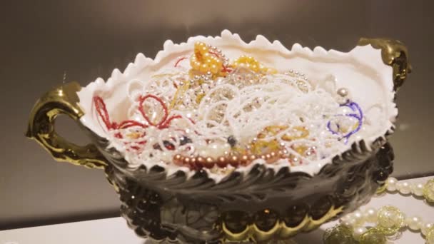 보석 구슬 진주로 만든 컵 모양의 화려 한 여인 — 비디오