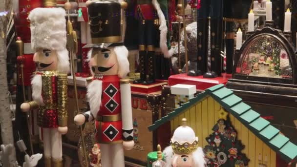 Yeni yıl klasik oyuncakları eko lüks retro Noel Baba fındıkkıran davulcu — Stok video