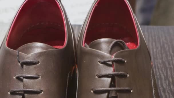 Erkek ayakkabıları klasik deri lüks dikiş kaliteli aksesuarlar resmi — Stok video