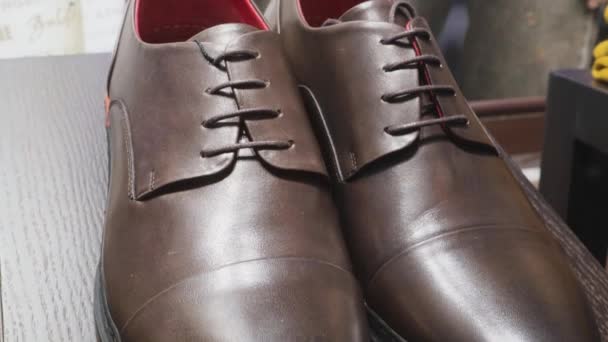 Scarpe da uomo in pelle classica cuciture di lusso accessori di qualità formale — Video Stock