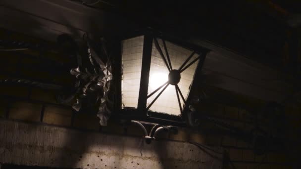 Vintage lanterna de rua retro cidade à noite europa história do edifício — Vídeo de Stock