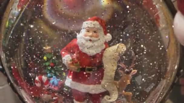 Glazen bal met kerstman sneeuwbal cadeau magische decoratieve — Stockvideo