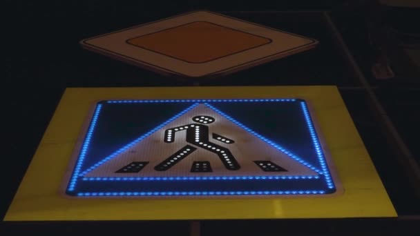 黑暗的城市街道上闪烁着人行横道的标志 — 图库视频影像