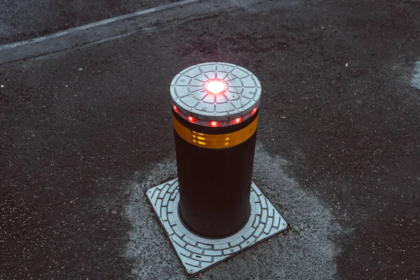 Otomat ric geri çekilebilir bariyer durdurma kapısı. ulaşım koruması gece parıltısı