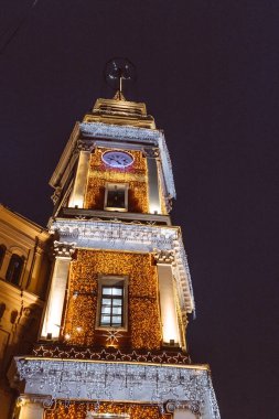 Muhteşem Yeni Yıl Kulesi Nevski Petersburg şehir ışıkları parlıyor