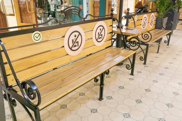 Abstand Halten Wenn Das Sitzen Auf Der Bank Einkaufszentrum Verboten — Stockfoto
