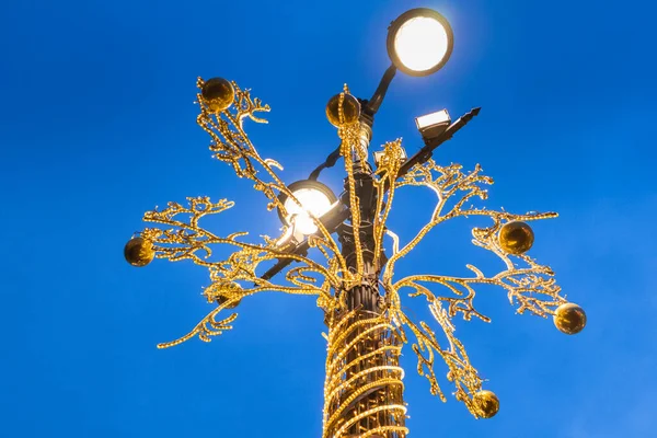 Feestelijke Verlichting Van Nieuwjaar Straat Lantaarn Gloeiende Stad — Stockfoto