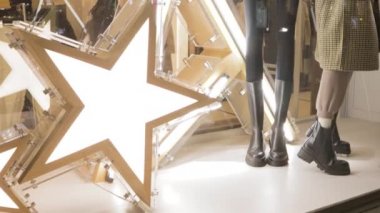 Kadın giyim mağazasının vitrininde kış mevsimi moda tatili