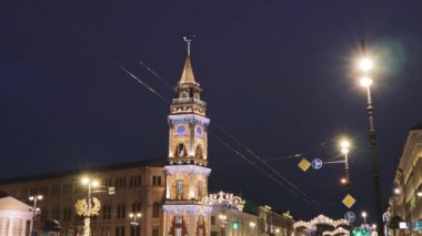 Muhteşem Yeni Yıl Kulesi Nevski Petersburg şehir ışıkları parlıyor