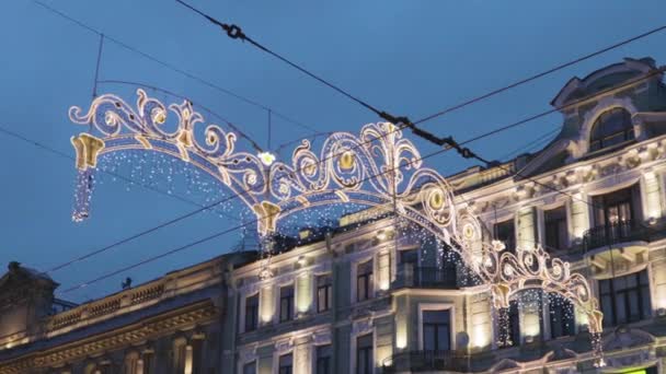 ストリートシティフェスティバルムードの新年の照明冬 — ストック動画