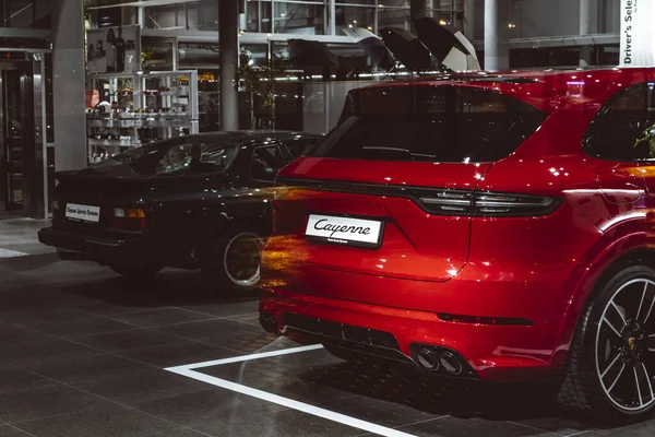 Porsche Concessionario Auto Lusso Showroom Azienda Globale Cayenne Notte Bagliore — Foto Stock