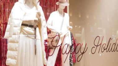 Kadın giyim mağazasının vitrininde kış mevsimi moda tatili