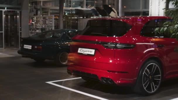 Porsche Car Dealer Luksusowy Salon Wystawowy Globalna Firma Cayenne Noc — Wideo stockowe