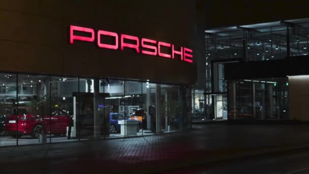 Porsche Carro Revendedor Luxo Showroom Global Empresa Caiena Noite Brilho — Vídeo de Stock