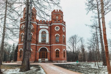 Mimari Cephanelik Kış Ormanı 'nın antik ortaçağ şatosu Gotik stili 