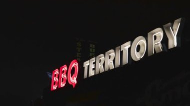 Barbekü tabelası Neon Grill Lokantası fast food dumanı