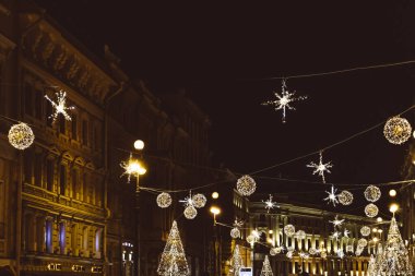 Yeni yıl sokak dekorasyonları şehir tatillerini kutluyor. Sihirli kemer. 