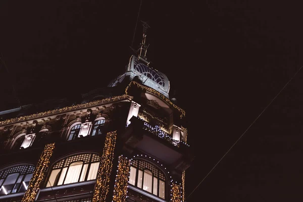 Casa Con Torre Centro Commerciale Ornato Decorato Notte Decorazioni Capodanno — Foto Stock