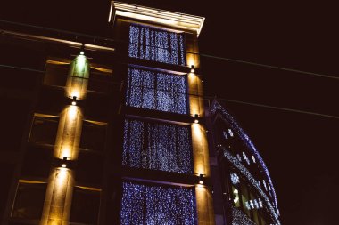 Ofis inşaatı yılbaşı dekorasyon aydınlatma işi hafta sonları iş