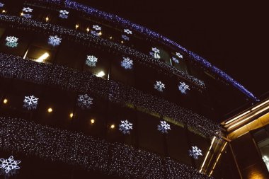 Ofis inşaatı yılbaşı dekorasyon aydınlatma işi hafta sonları iş