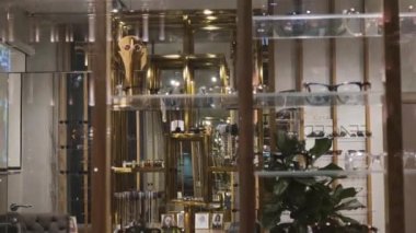 Lüks markalar, gözlükçüler, kuaförler zengin lensler ve jant satışları.