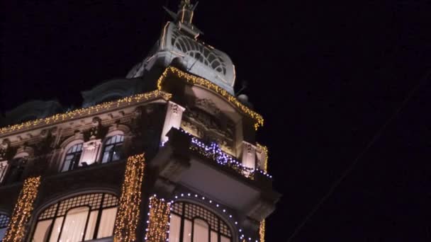 Huis Met Toren Winkelcentrum Versierd Versierd Nieuwjaar Decoraties Nacht — Stockvideo