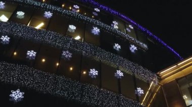 Ofis inşaatı yılbaşı dekorasyon aydınlatma işi hafta sonları iş