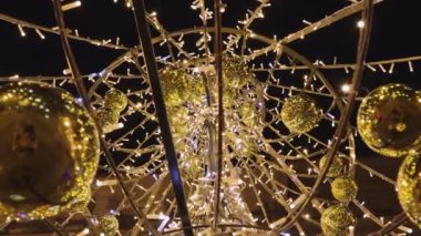 Yeni yıl sokak dekorasyonları şehir tatillerini kutluyor. Sihirli kemer.