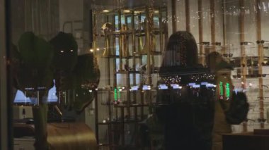 Lüks markalar, gözlükçüler, kuaförler zengin lensler ve jant satışları.