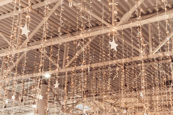 购物中心的圣诞装饰品圣诞树照明球大减价 — 图库照片