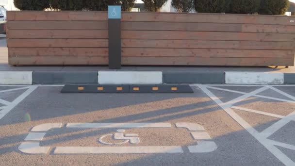 Parkeerplaats Pictogram Voor Gehandicapten Winkelcentrum Transportstoel — Stockvideo