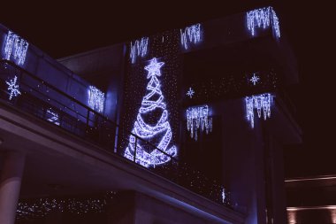 Yılbaşı süslemesi. Evin dış görünüşü. Sihirli geyik. 