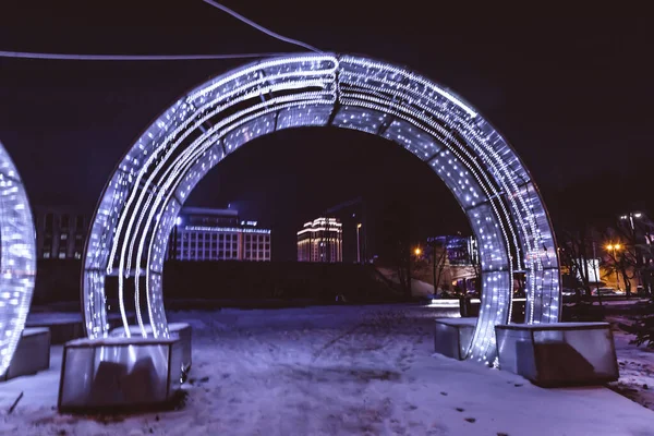 Новогодняя Арка Подсветки Колец Волшебный Светящийся Приветственный Зимний Парк — стоковое фото