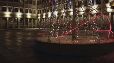 Meydanda parlak parlak renkli fütüristik Noel ağacı