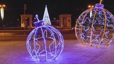 Yeni yıl süslemeleri balonlar aydınlatma sihirli noel havası.