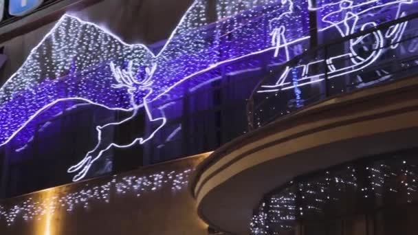 Dekoracja noworoczna Oświetlenie elewacji domu — Wideo stockowe