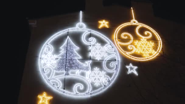 Magi neon ljus vägg boll dekorationer nyår på fasaden parken — Stockvideo