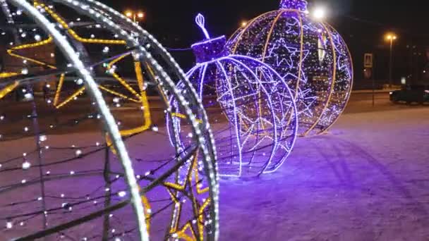 Újévi dekorációk léggömbök megvilágítás mágia ragyogás karácsonyi hangulat — Stock videók