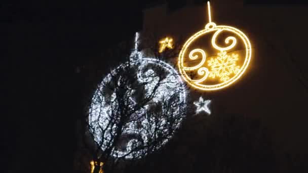 Magie neon licht muur bal decoraties Nieuwjaar op de gevel park — Stockvideo